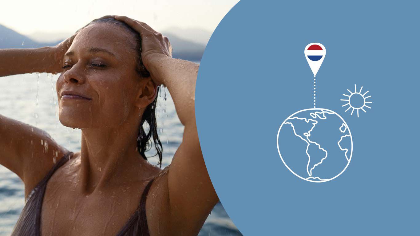 Une femme en maillot de bain profite de l'eau fra&icirc;che d'en haut.
